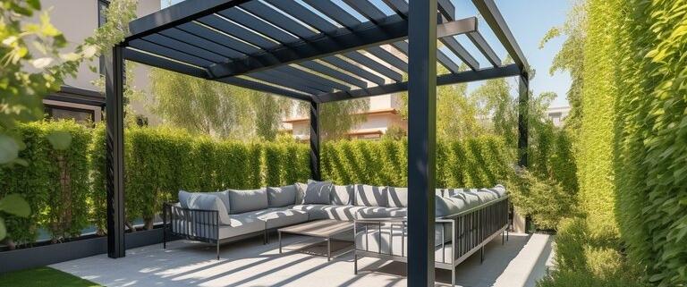 Trendy Outdoor-Terrasse Pergola Schatten Struktur, Markise und Terrasse Dach, Garten Lounge, Stühle, Metall-Grill umgeben von Landschaftsbau.