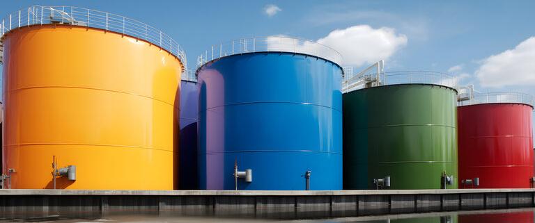 Lagertanks für flüssige Chemikalien in einem Chemiewerk