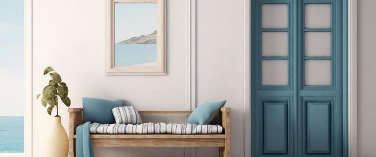 Innenraum im Santorini-Stil mit Sitzbank und leerem Bilderrahmen. 3d-Rendering