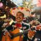Fiesta auf den Straßen. Mariachi-Band in traditioneller Kleidung beim Musizieren in Mexiko.