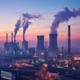 Die Silhouette eines Kraftwerks mit rauchenden Schornsteinen vor einem dämmrigen Himmel, das Energie und Umweltverschmutzung symbolisiert