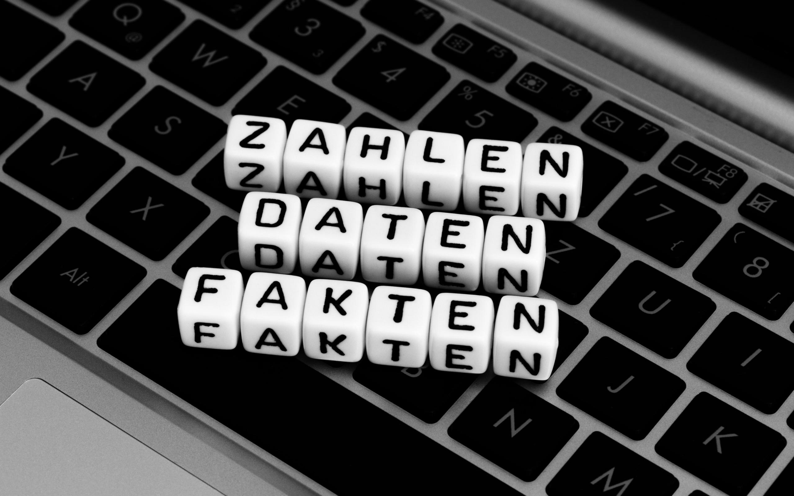 Die Wörter Zahlen, Daten und Fakten sind die Bedeutung von Finanzinformationen und Analysen