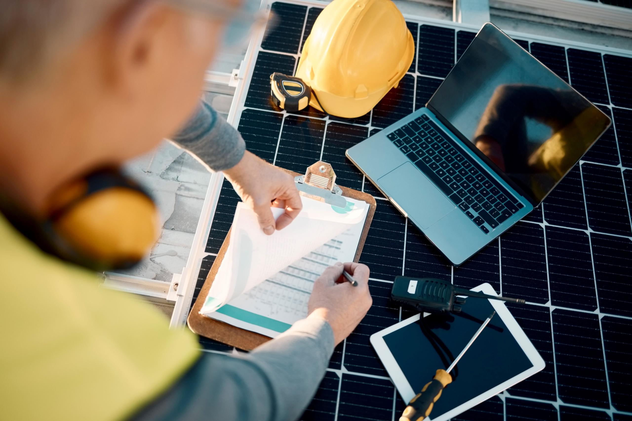 Eine Person plant die platzierung von einer Photovoltaikanlage 