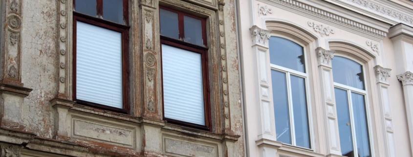 Altbau Sanierung: Vergleich von unsanierter und sanierter Fassade eines Altbaus mit alten und neuen Fenstern