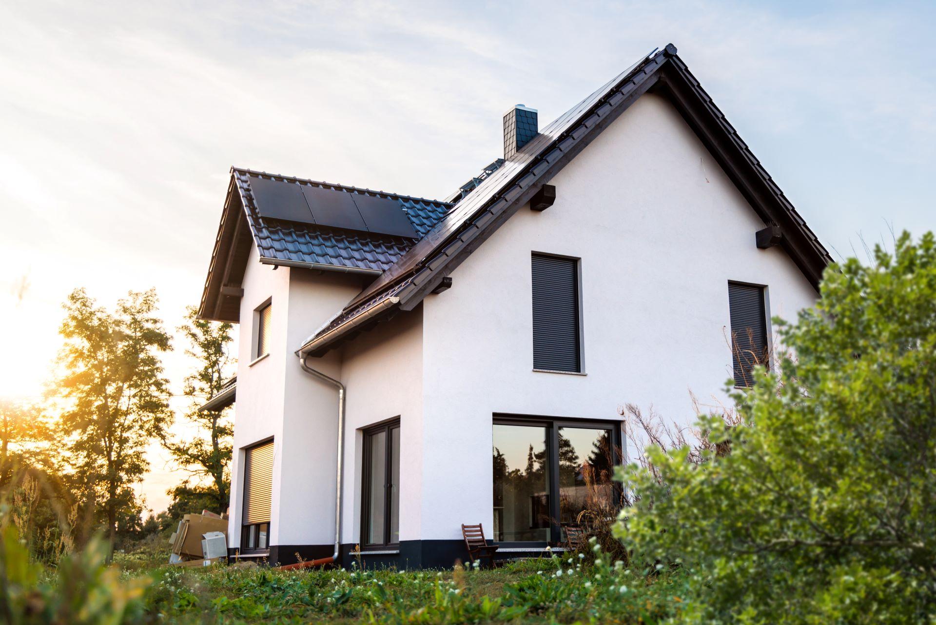 Modernes Haus mit Solaranlage und Garten