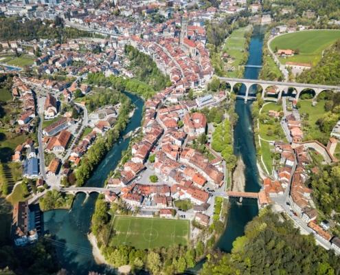 Luftaufnahme einer Stadt mit Brücken und Flüssen