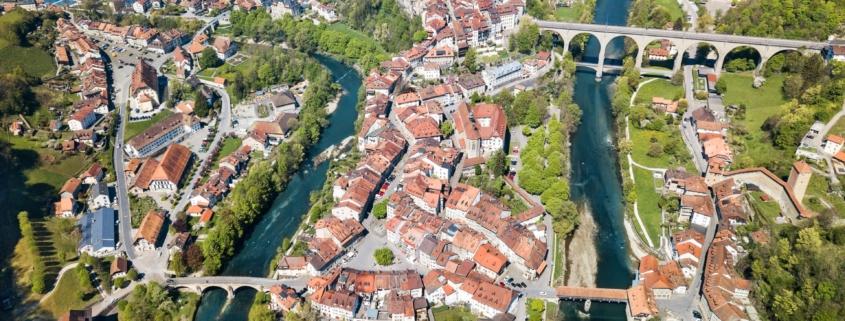 Luftaufnahme einer Stadt mit Brücken und Flüssen