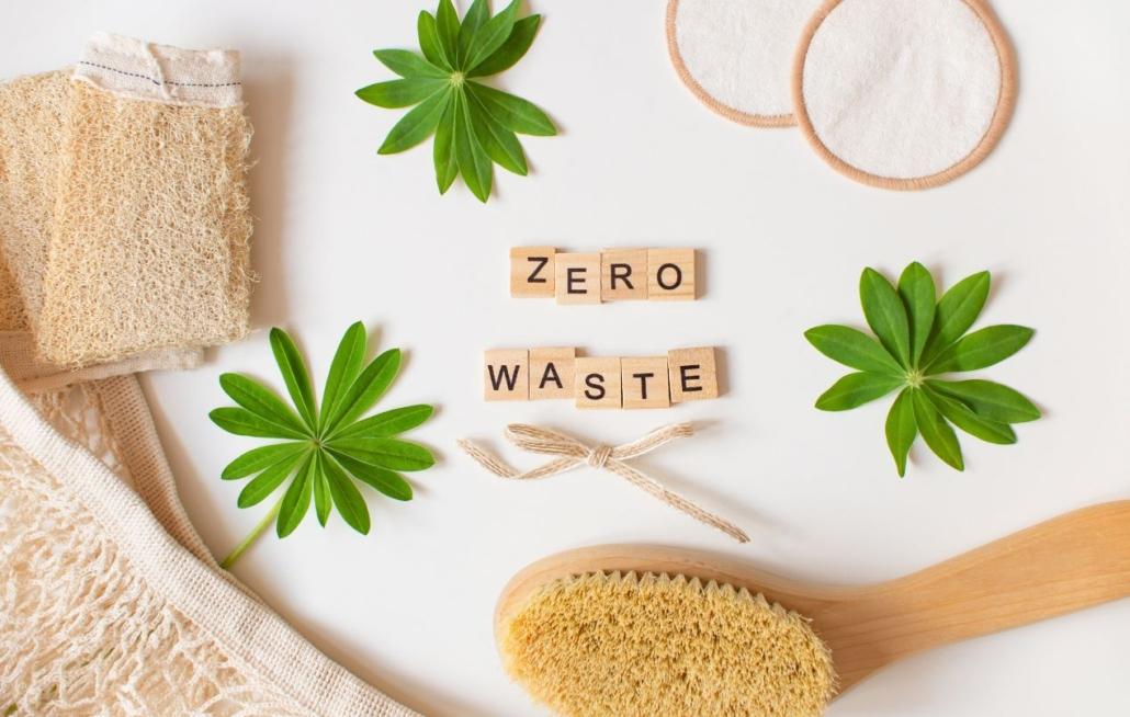 Zero-Waste-Pflegeprodukte wie Trockenbürste, Baumwollpads und nachhaltige Alternativen für Rasierer Damen