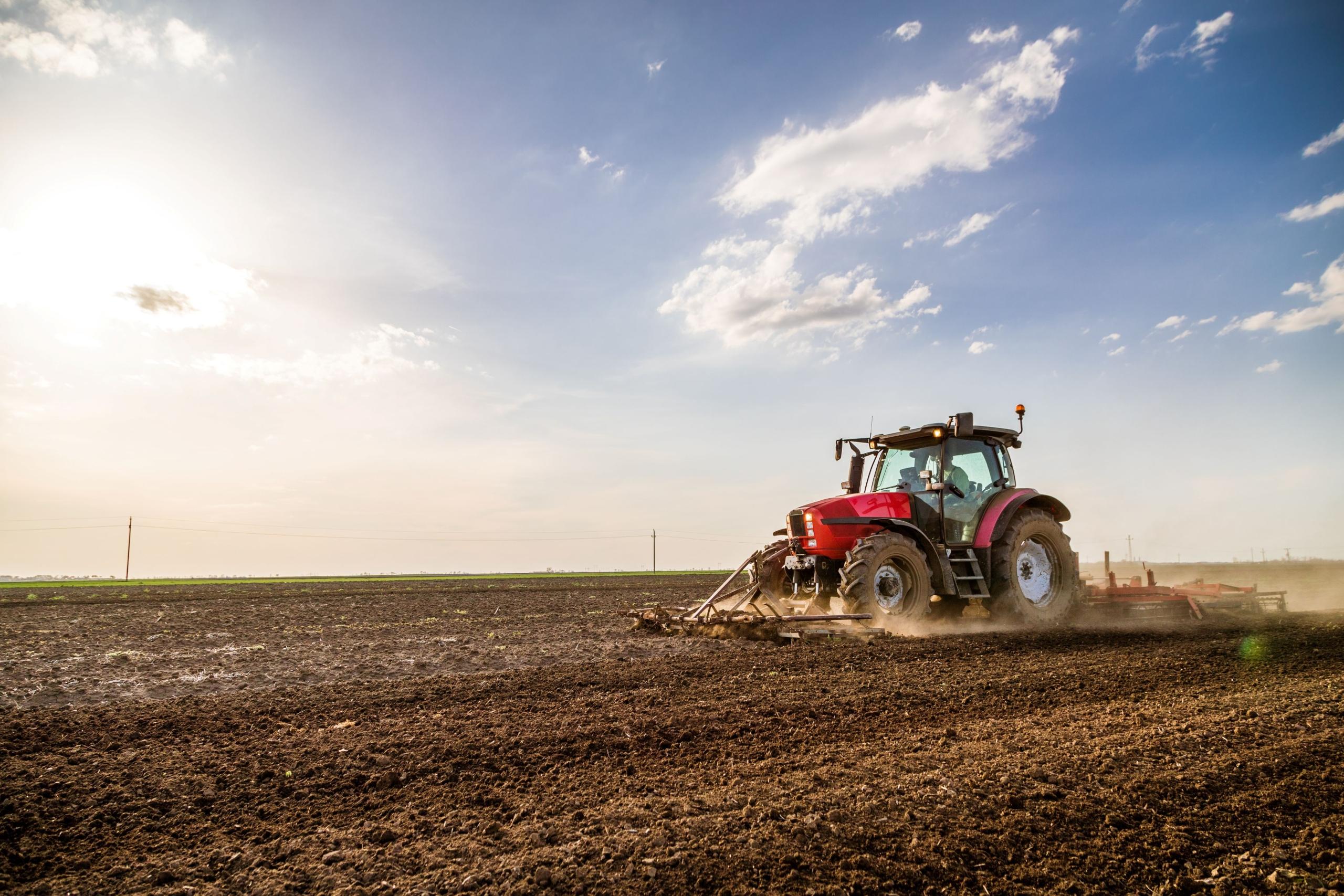 Ein Traktor auf einem Feld