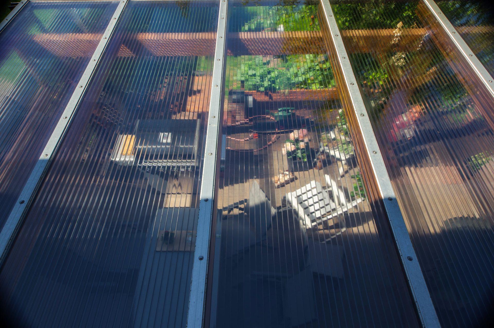 Terrassendach mit klaren Doppelstegplatten 10 mm, die für UV-Schutz und Lichtdurchlässigkeit sorgen.