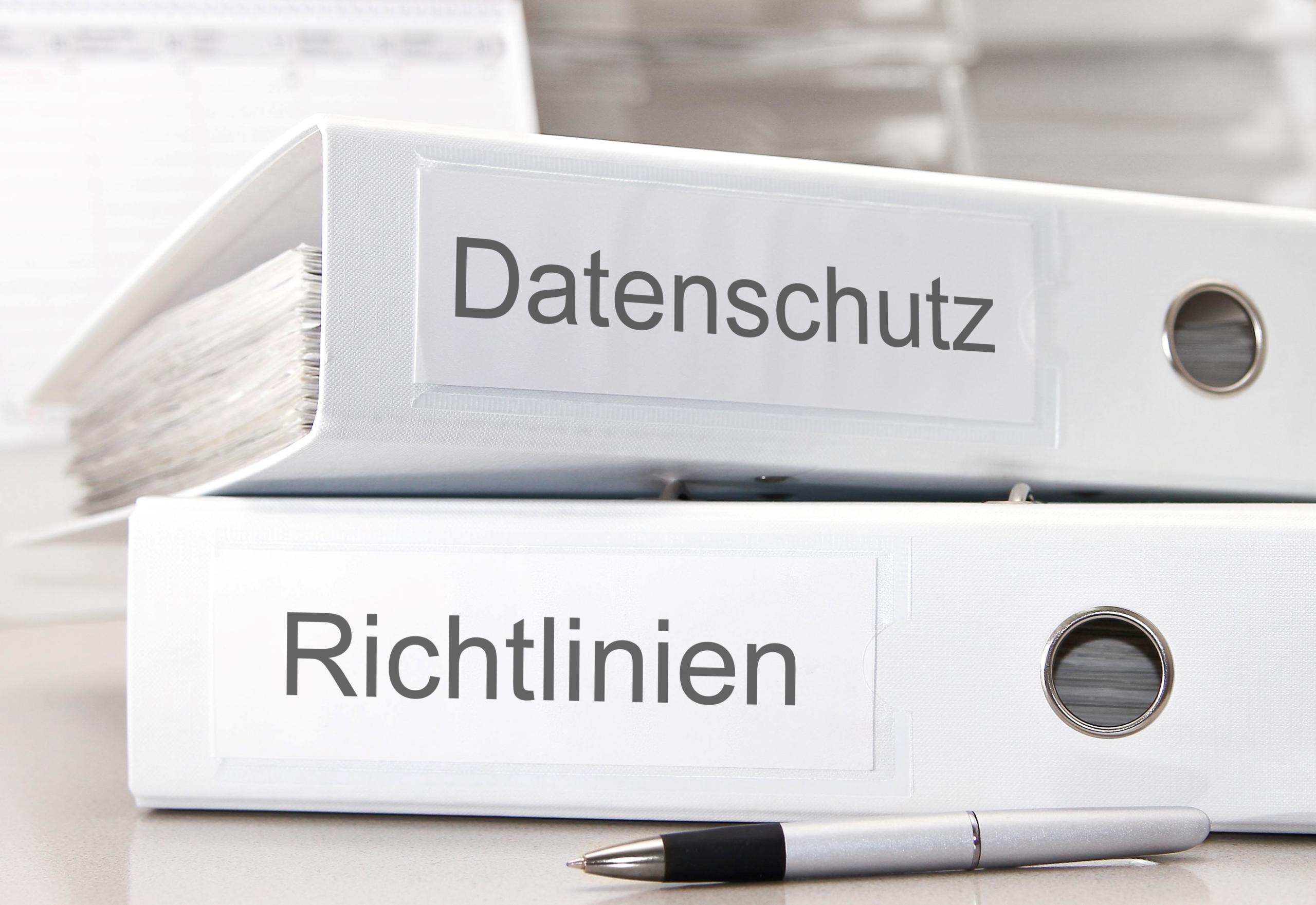 Ordner mit Beschriftung Datenschutz und Richtlinien