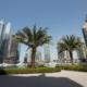 Skyline von Dubai Marina mit Palmen im Vordergrund.