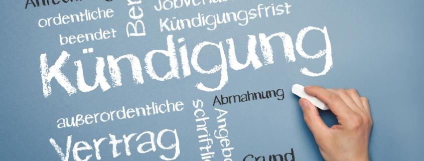 Wortwolke mit Begriffen rund um das Arbeitsrecht wie Kündigung, Vertrag, Kündigungsfrist und Abmahnung – wichtige Themen für eine kündigungsschutzklage.