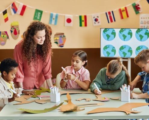 Quereinsteiger Kindergarten beim Basteln mit Kindern