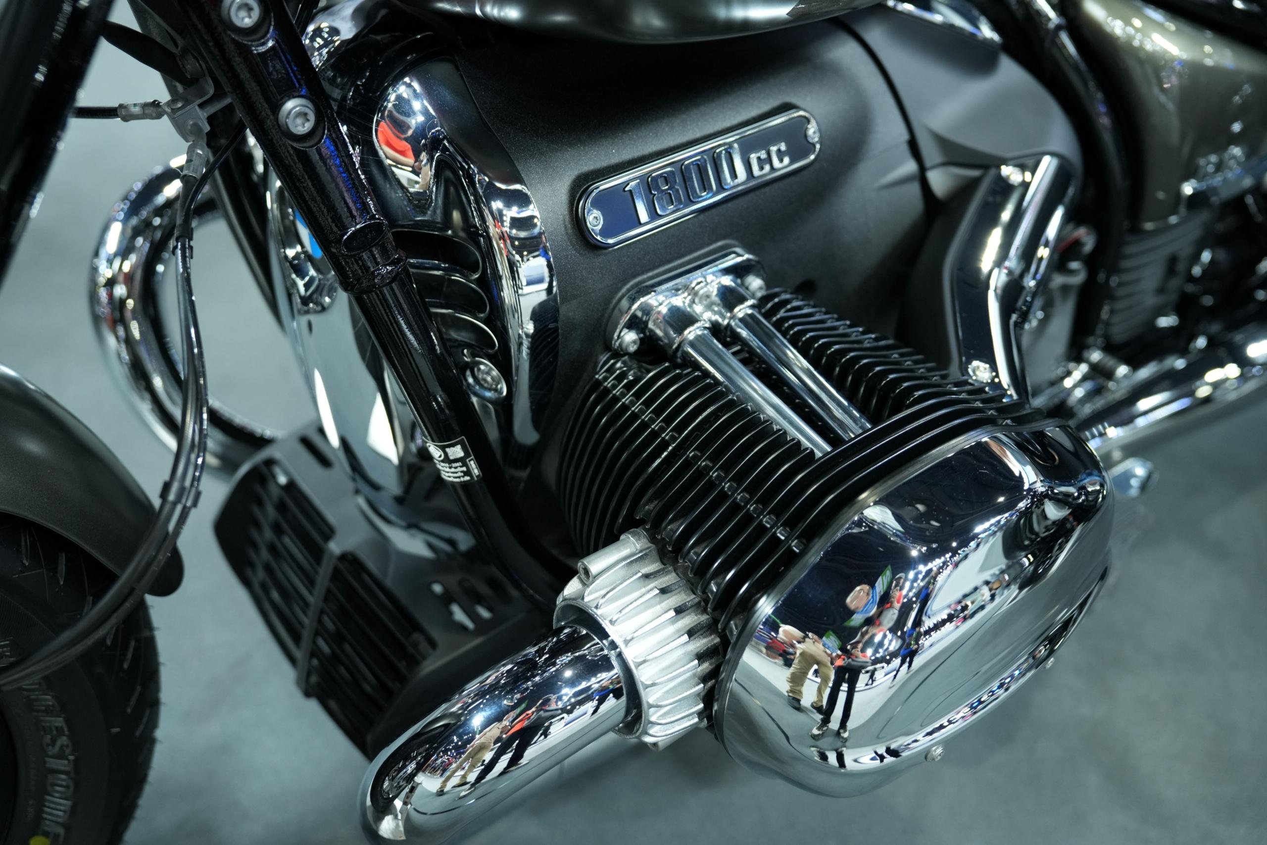 Motorrad Sicherheit: Nahaufnahme eines verchromten Motorrad-Motorblocks mit 1800ccm als Beispiel für technische Prüfung