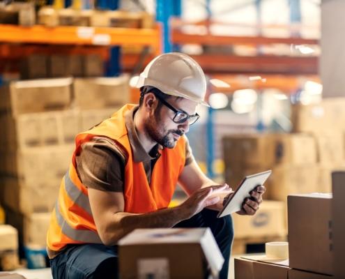 Lagerarbeiter mit Tablet im Warenlager | Amazon Full Service Agentur