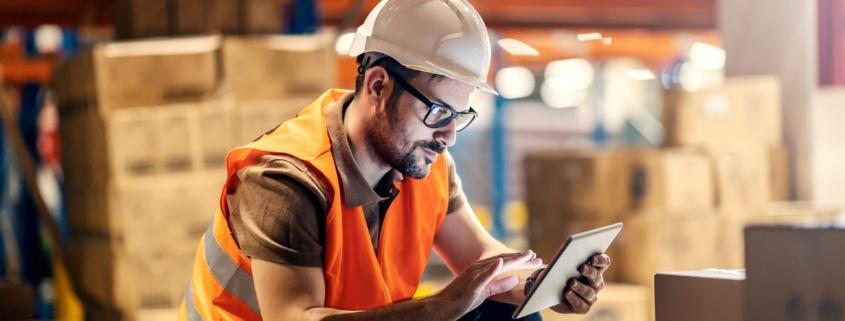 Lagerarbeiter mit Tablet im Warenlager | Amazon Full Service Agentur