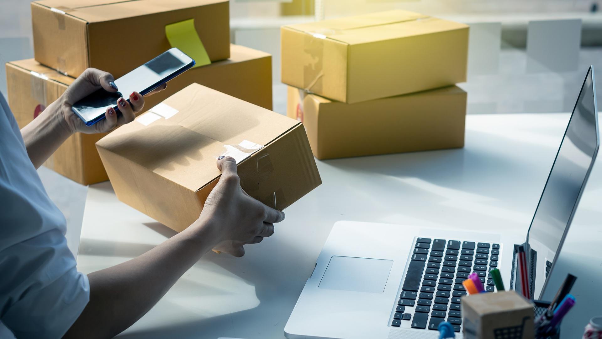 Paket wird digital erfasst vor Versand | Amazon Full Service Agentur

