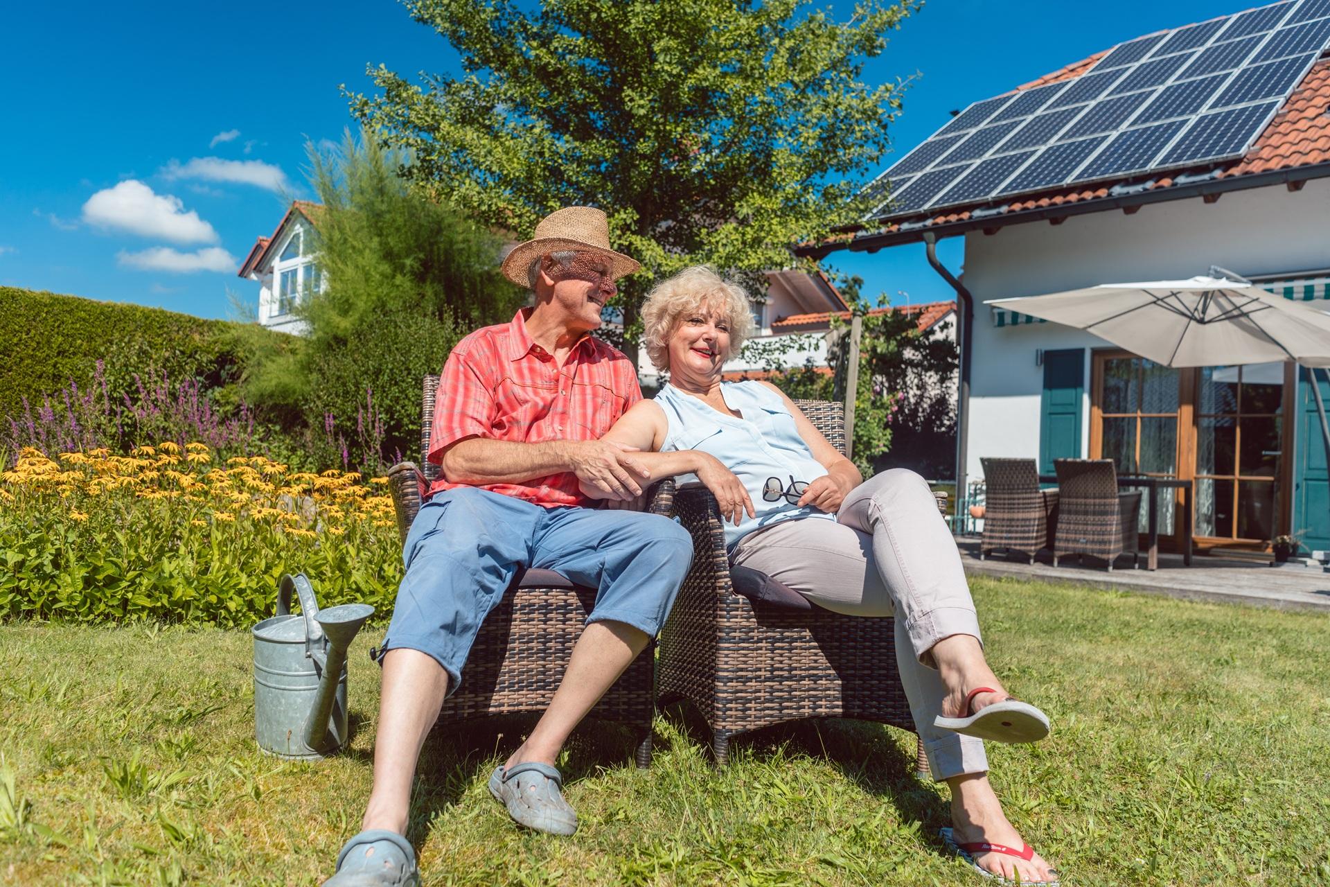 Seniorenpaar im Gartenstuhl | Pflanzring

