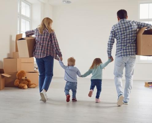 Familie beim Einzug ins Zuhause | Fußbodenheizung fräsen
