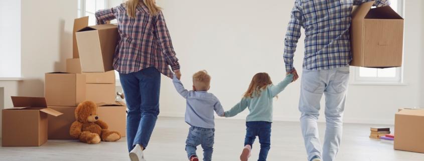Familie beim Einzug ins Zuhause | Fußbodenheizung fräsen