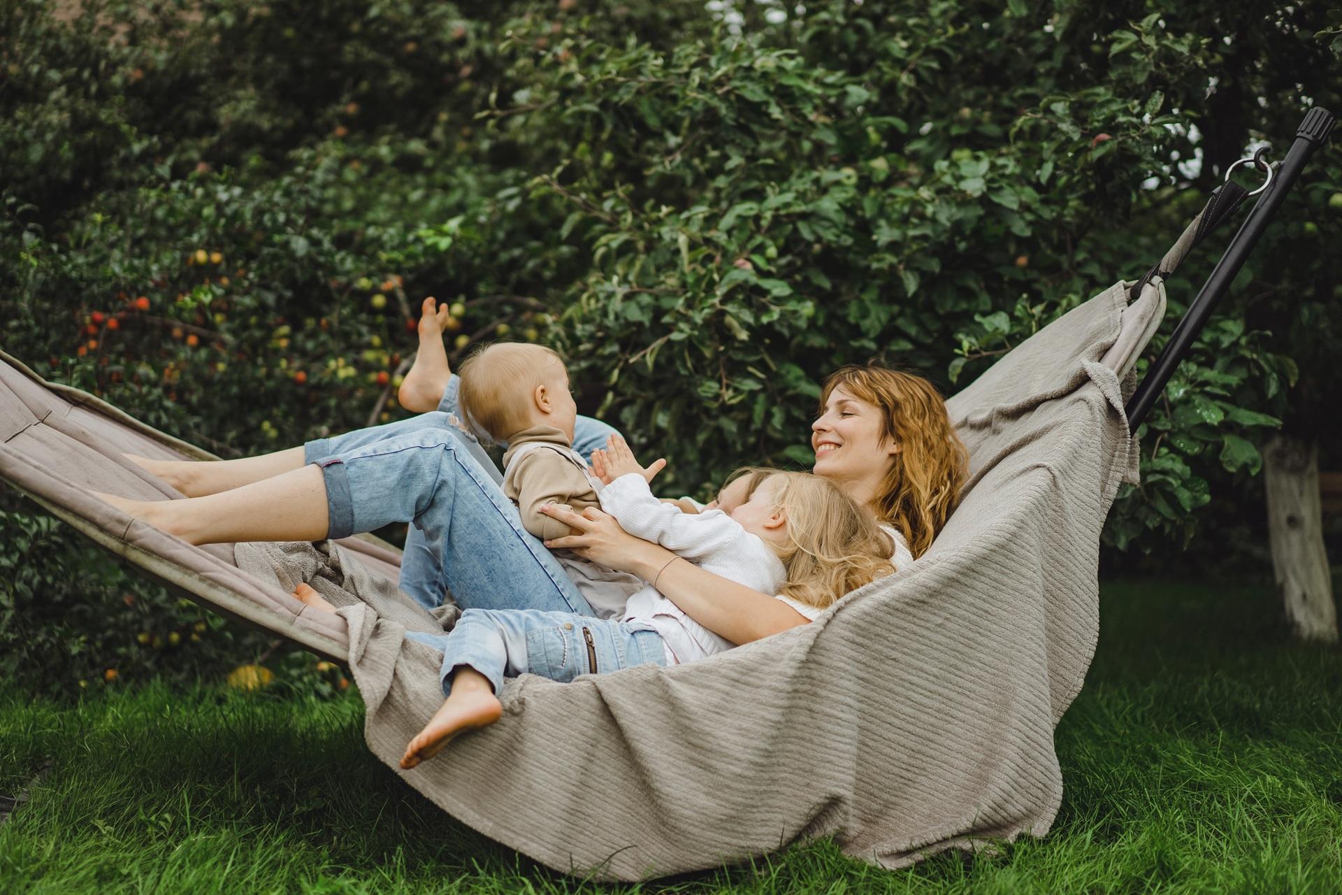 Mutter mit Kindern in Hängematte | Pflanzring

