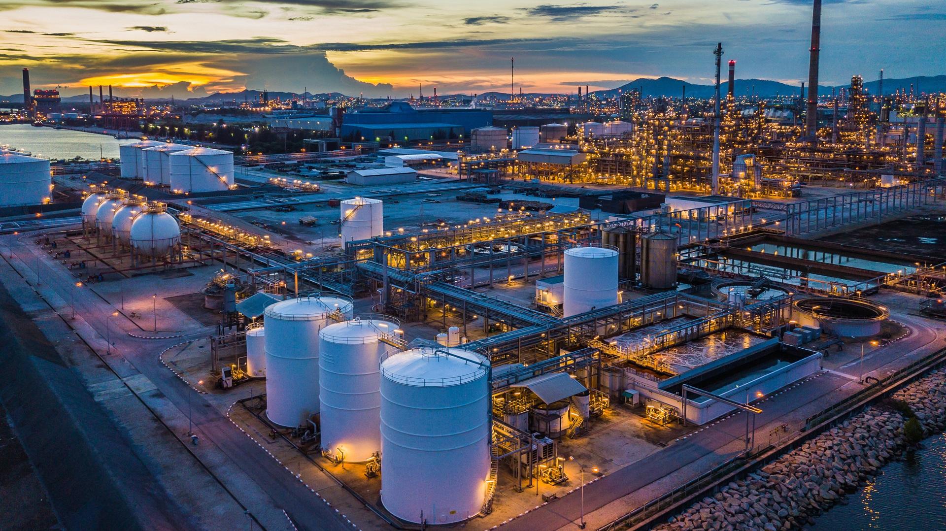 Industriestandort mit Rohrleitungen und Tanks | flexible Schläuche


