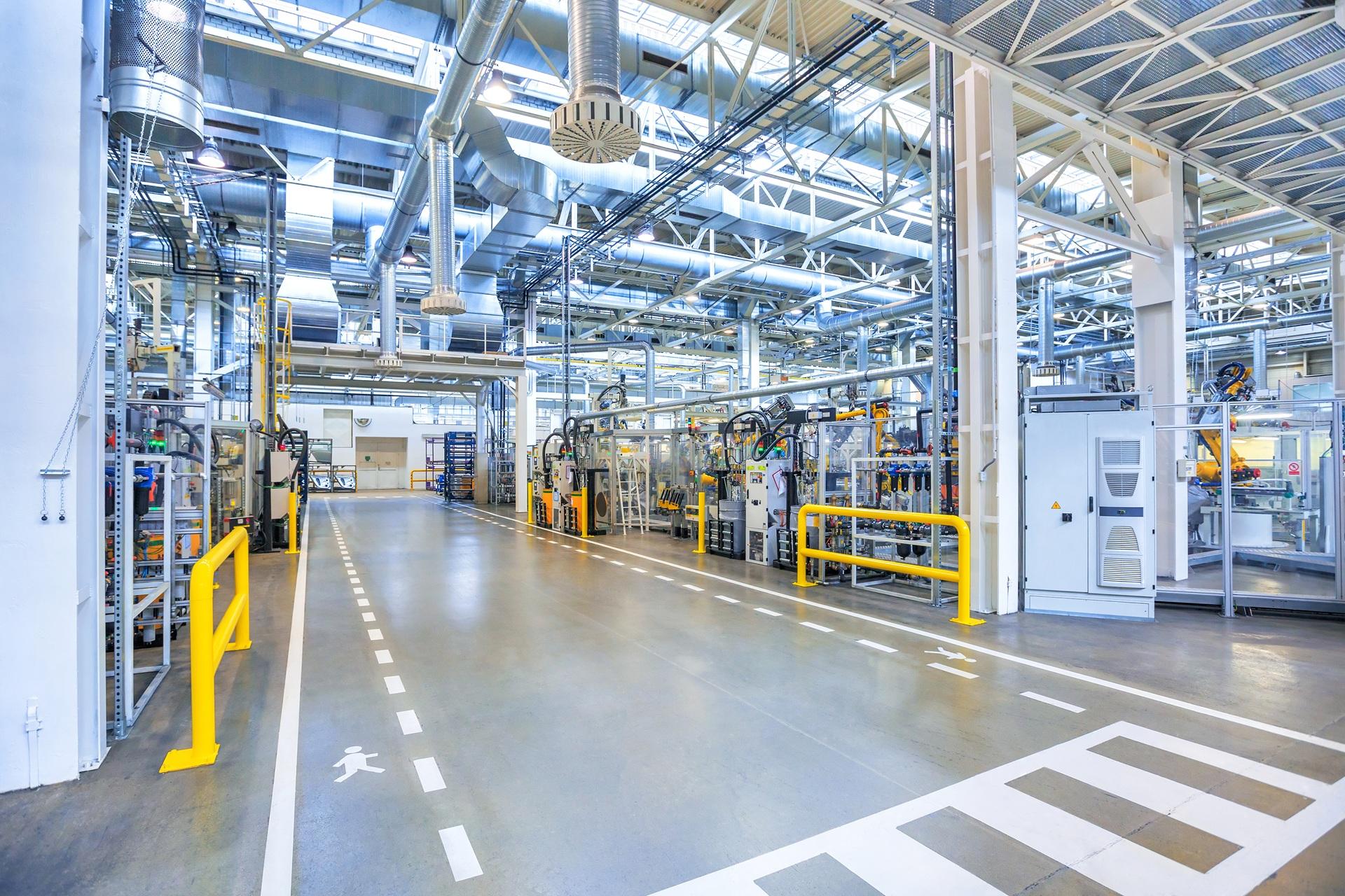 Fertigungshalle mit Rohrsystem und Technik | flexible Schläuche
