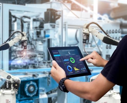 Tabletsteuerung für Roboterarm in Fabrik | flexible Schläuche