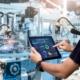 Tabletsteuerung für Roboterarm in Fabrik | flexible Schläuche