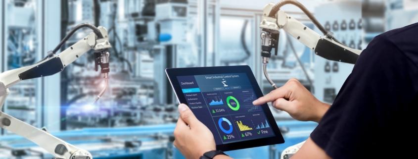 Tabletsteuerung für Roboterarm in Fabrik | flexible Schläuche