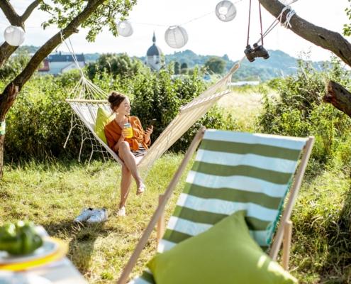 Frau relaxt in Hängematte mit Drink | Pflanzring