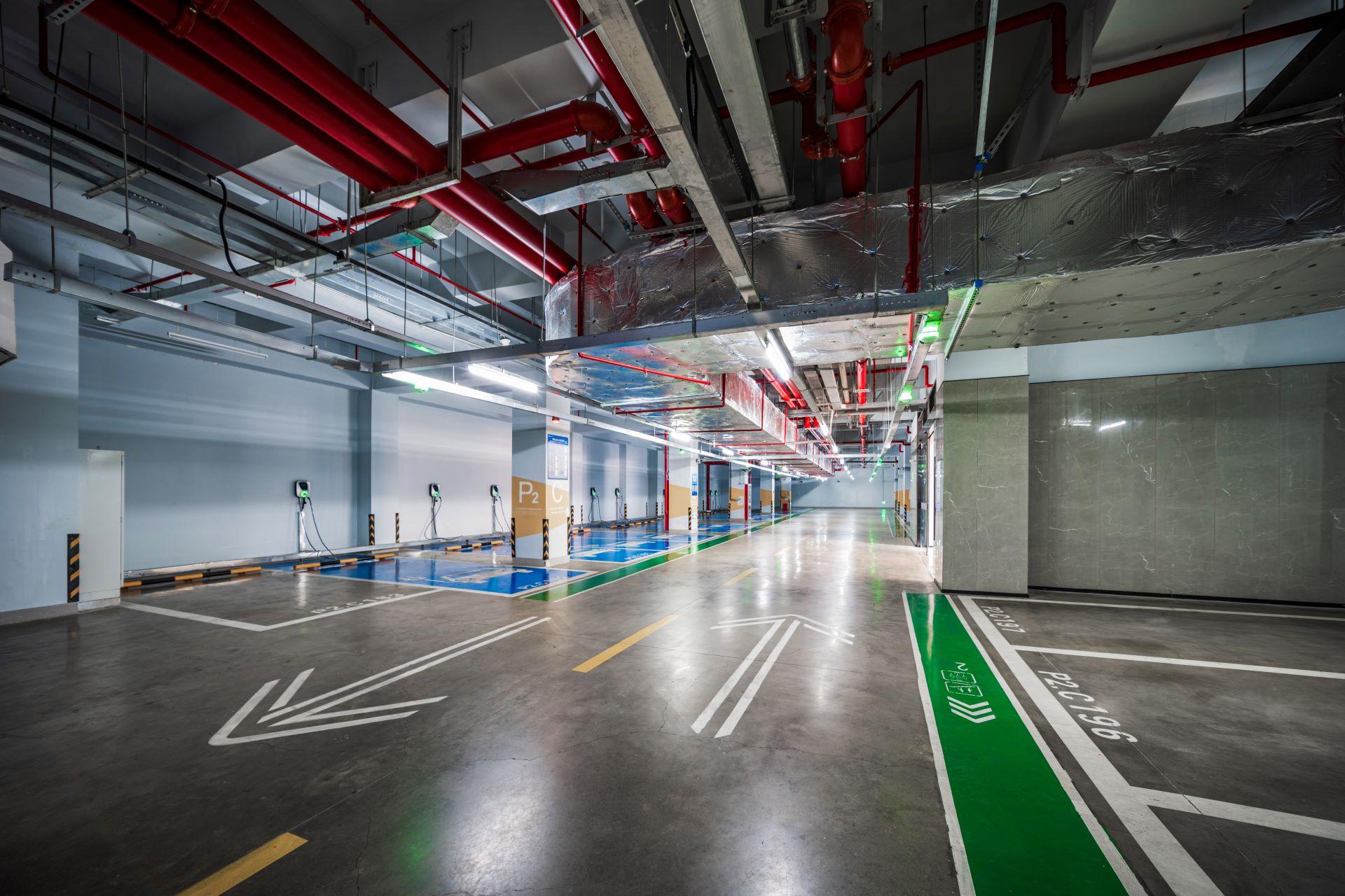 Markierte Wege in modernem Parkhaus