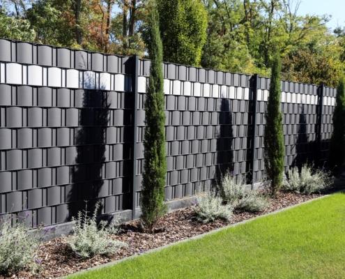 Gartenzaun mit strukturierten Sichtschutzpaneelen | Doppelstabmattenzaun Montage