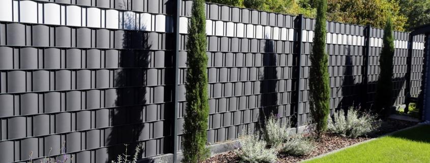 Gartenzaun mit strukturierten Sichtschutzpaneelen | Doppelstabmattenzaun Montage