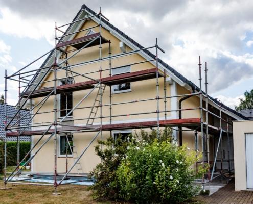 Haus mit Baugerüst bei Sanierung | Treppen planen