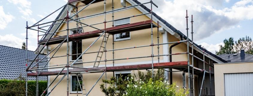 Haus mit Baugerüst bei Sanierung | Treppen planen
