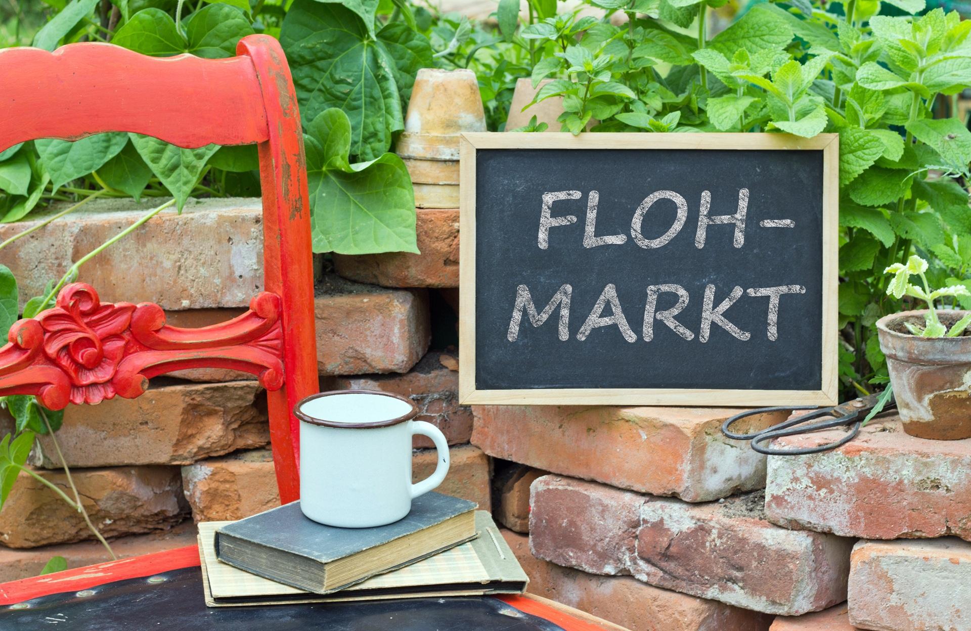 Flohmarktdeko mit Büchern und Becher | Macbook verkaufen

