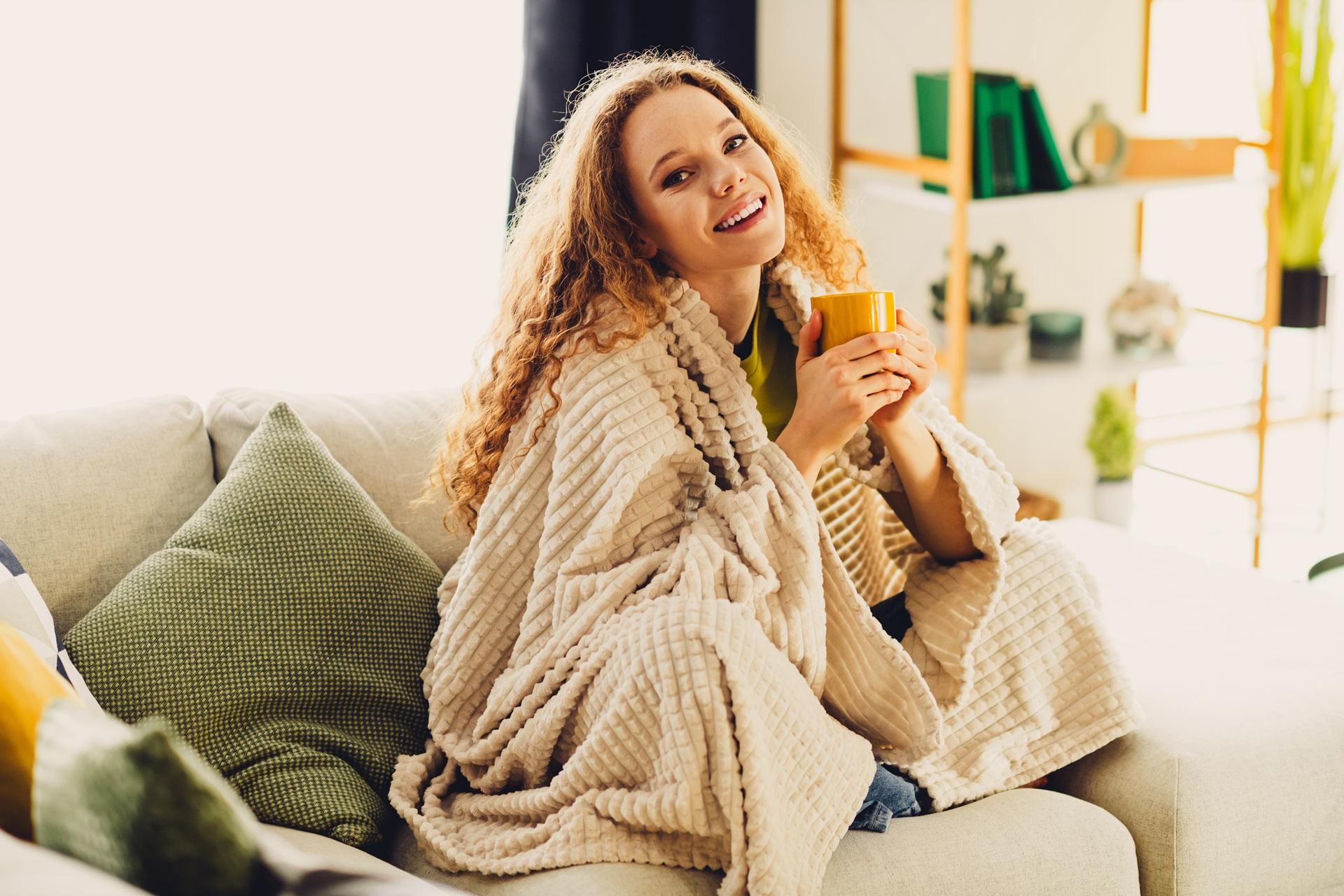 Entspannter Moment mit Decke und Tasse | Elfliq Liquid

