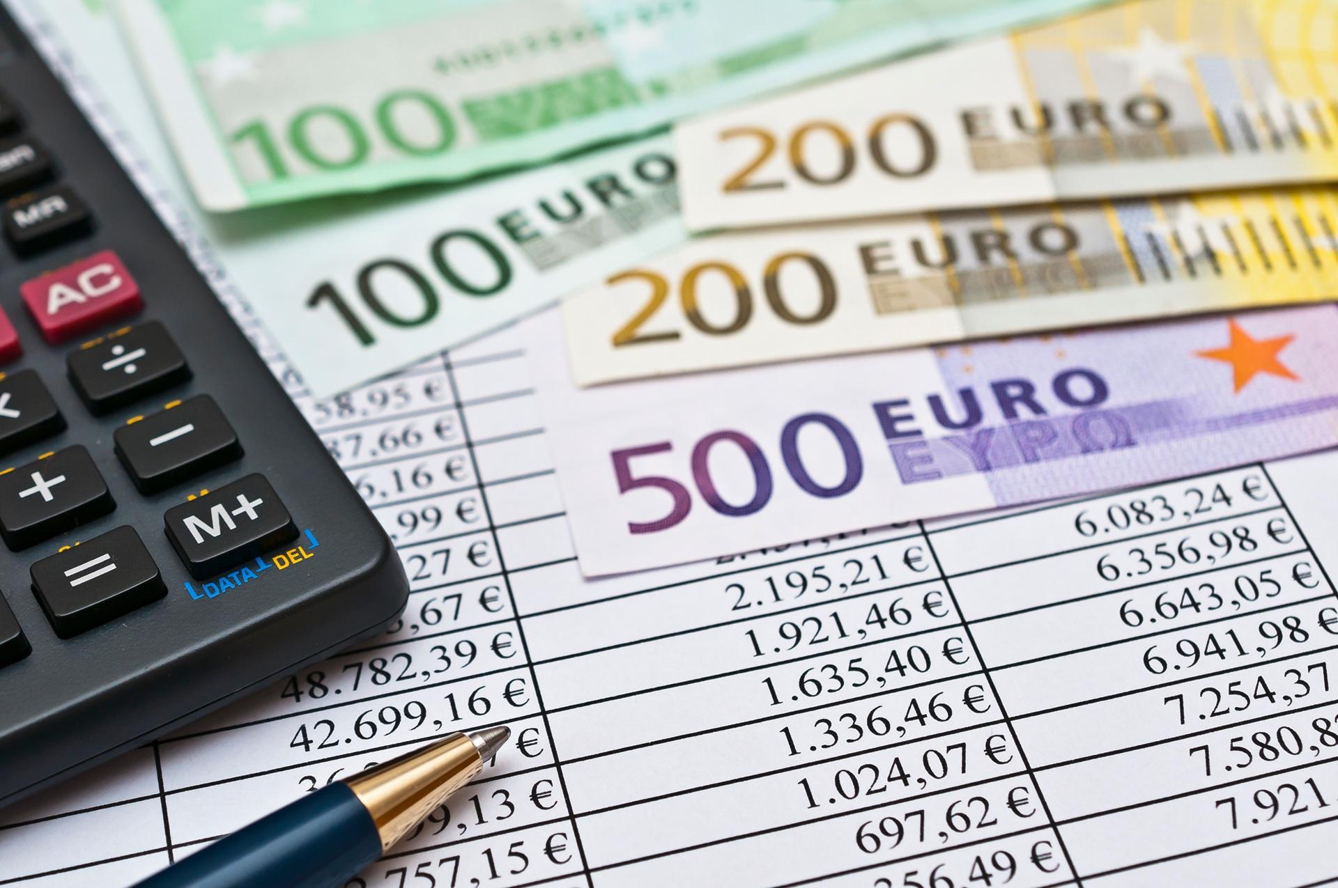 Finanzplanung mit Euroscheinen und Kalkulationstabelle | Immobilienfinanzierung Krefeld

