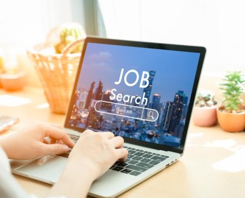 Digitale Jobsuche am Laptop | Alltagsbegleiter als Quereinsteiger