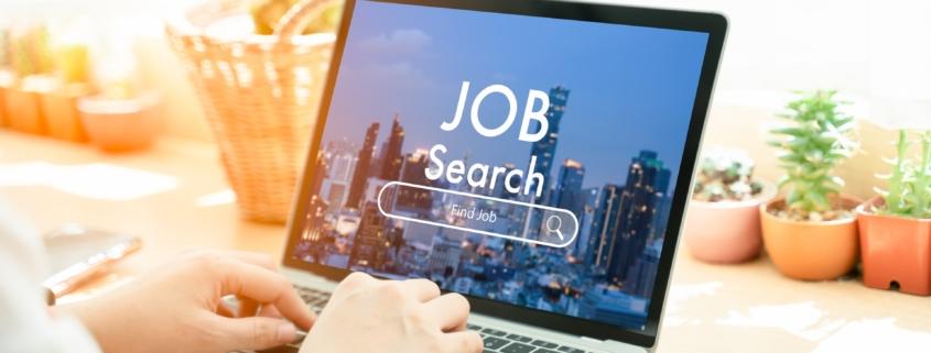 Digitale Jobsuche am Laptop | Alltagsbegleiter als Quereinsteiger