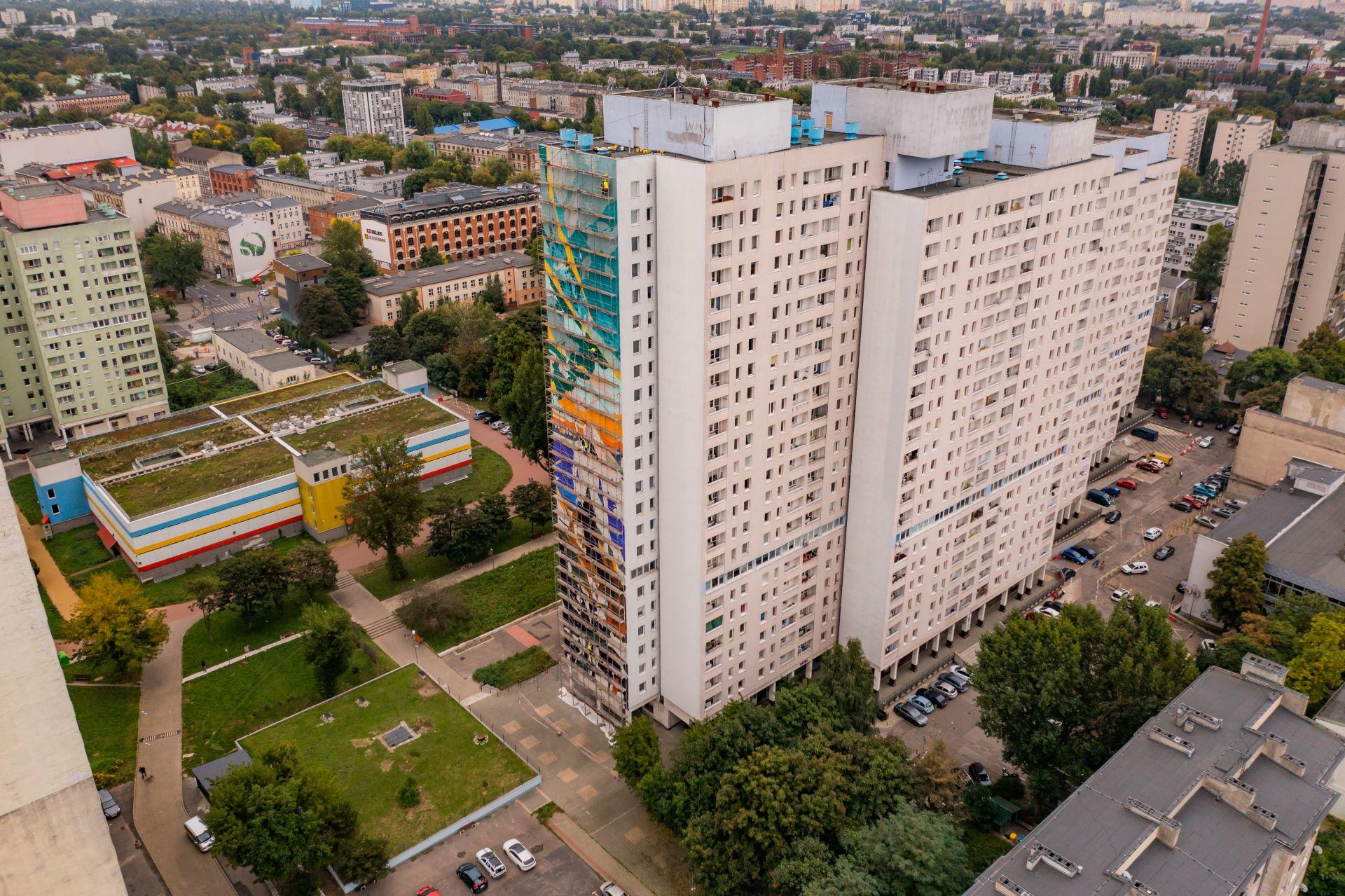 Hochhaus mit bunter Wandgestaltung in Stadtviertel
