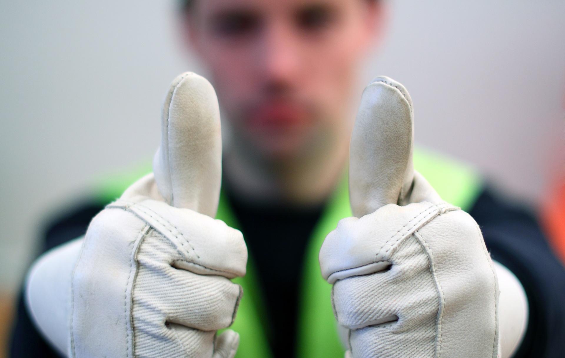 Zwei Daumen hoch mit Handschuhen | Schlauchaufroller

