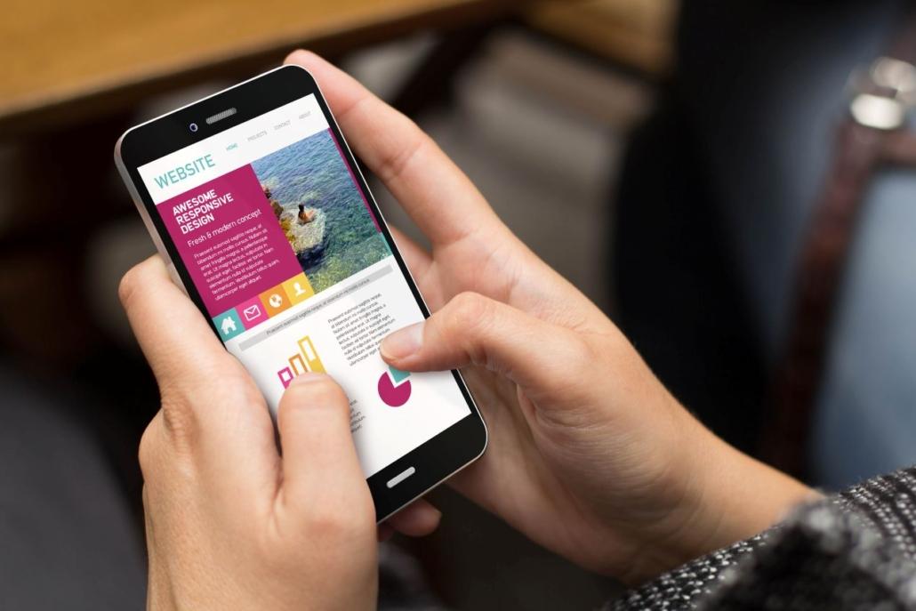 Smartphone mit mobiler Website und Erklaervideo-Element, Fokus auf responsives Webdesign und Nutzererlebnis
