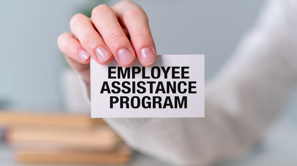 Person haelt Karte mit der Aufschrift Employee Assistance Program in die Kamera