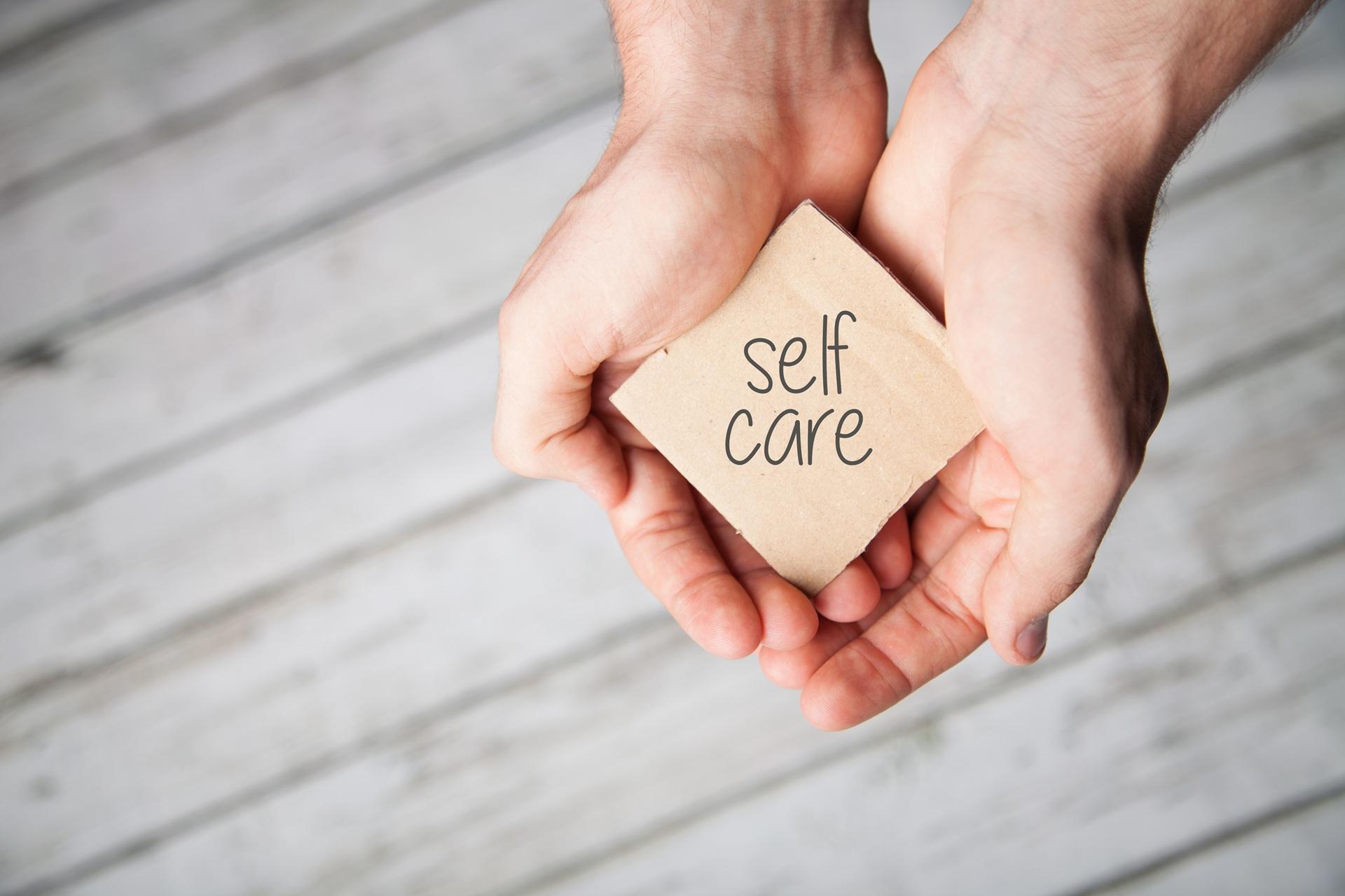 Hände mit Self-Care-Karte | Elf Bar Vape