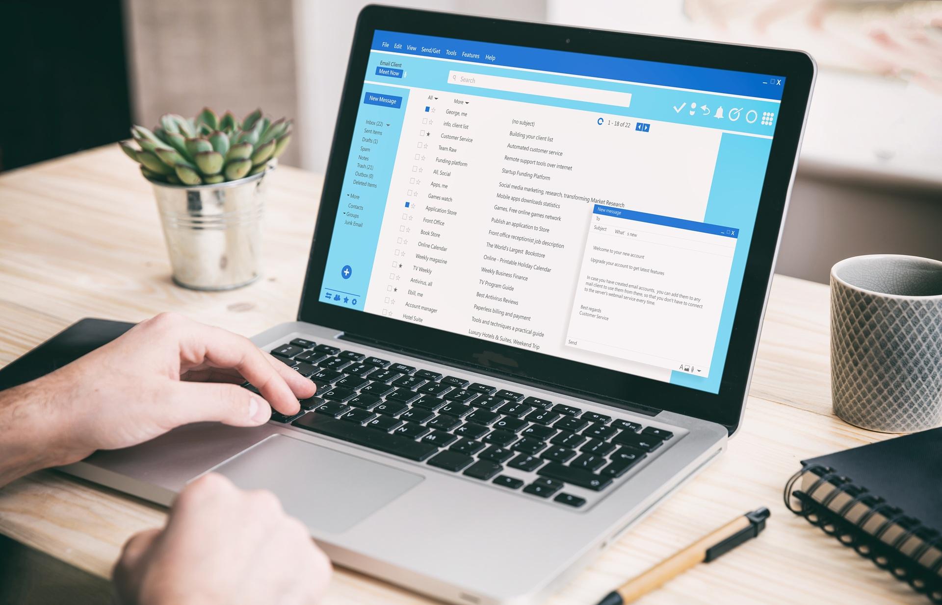 Person schreibt E-Mail am Laptop | Lektorat