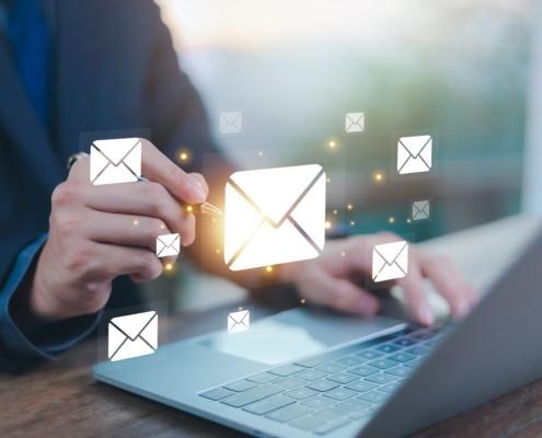 Digitale E-Mail-Symbole am Laptop | Lektorat