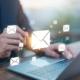 Digitale E-Mail-Symbole am Laptop | Lektorat